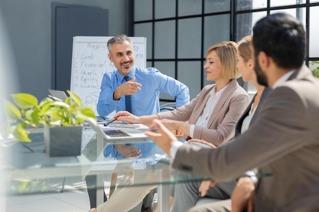Professionelles Team bei strategischer Beratungssitzung im modernen Konferenzraum